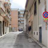 Ci spostiamo quindi in vico San Martino. Anche qui pare di essere in uno scenario urbano qualunque, se non fosse per la piccola indicazione di un ipogeo su sfondo marrone posta sotto un divieto di fermata